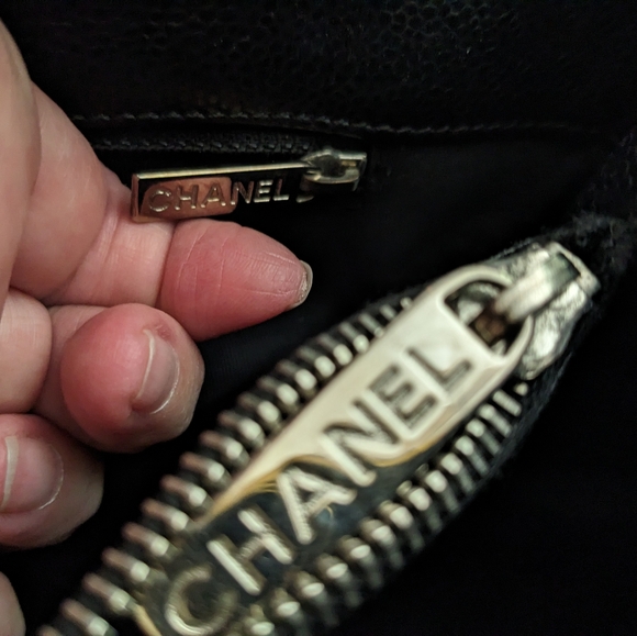 LARGE CHANEL BLACK QUILTED BAG, CHAIN STRAP, VERY GOOD PRE-OWNED CONDITION - Picture 8 of 10